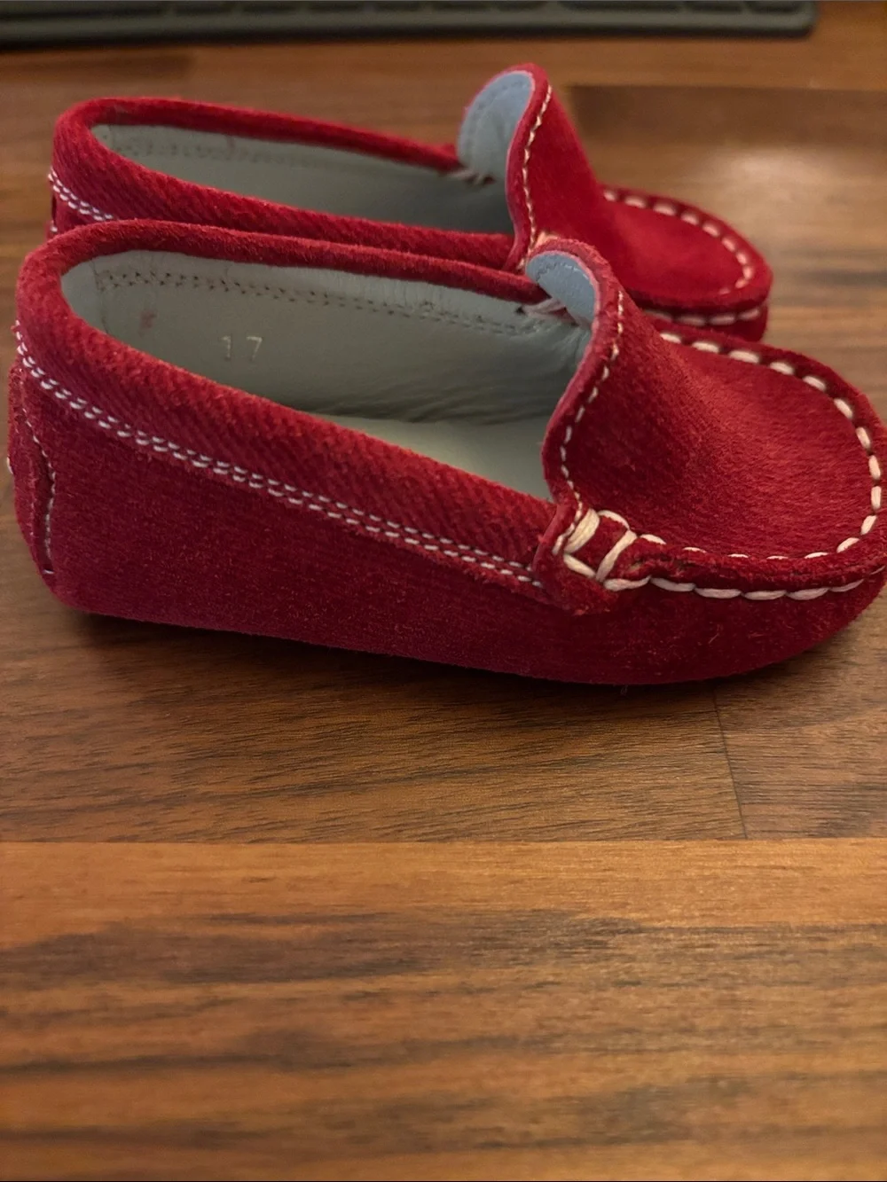 TOD'S Junior Red Velvet Toddlers' Moccasins size 17 (approx 3-6mo)